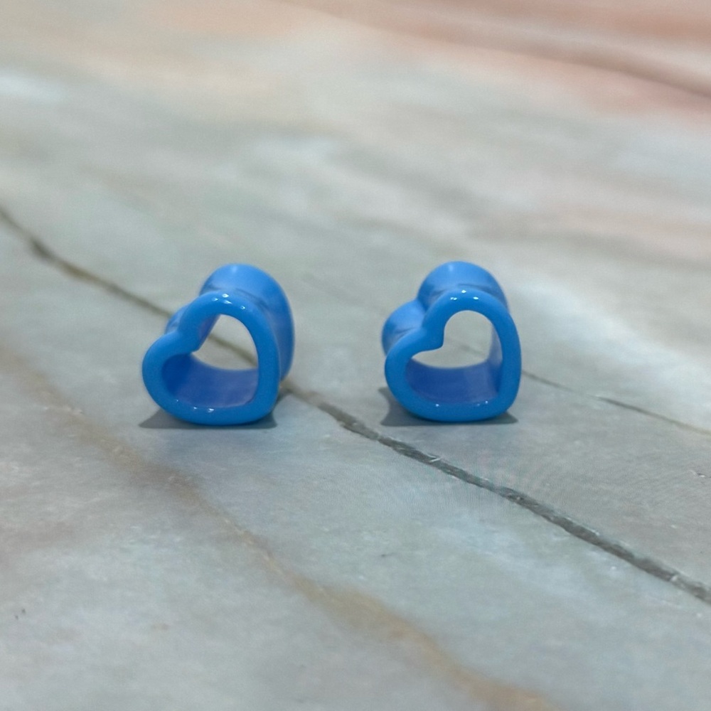 NWOT 1/2” heart tunnel gauge earrings in blue